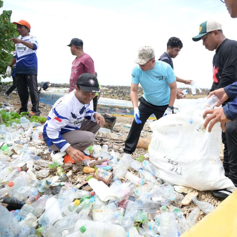 Sinergi Pemkot Ternate, FPK, dan Kesbangpol Bersihkan Pesisir Gambesi dalam Rangka HUT FPK ke-12 dan Hari Jadi Ternate ke-775